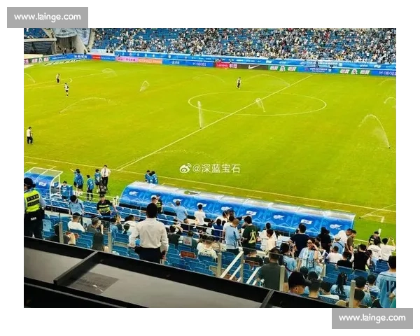 瓜帅怒批红牌判罚，米克尔力挺裁判：刘易斯抬脚动作引争议